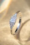 Bague Fiançailles or blanc halo diamant emeraude Olympe Bague Fiançailles or blanc halo diamant emeraude Olympe