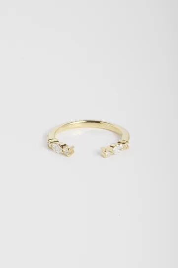 La bague ouverte, Phoebe en or jaune 750‰, sertie de diamants taille brillant et marquise.