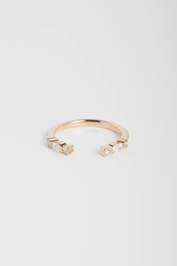 The Solange ring in 18k yellow gold set with an emerald-cut diamond and accompanied by a gradient of brilliant-cut diamonds.