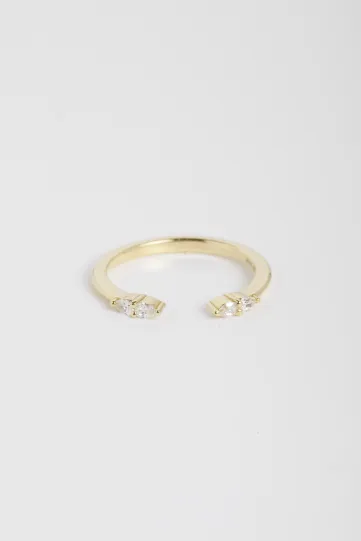<p>The open Rachel ring in 750‰ yellow gold, set with four pear-cut diamonds in a "toi et moi" style.</p>