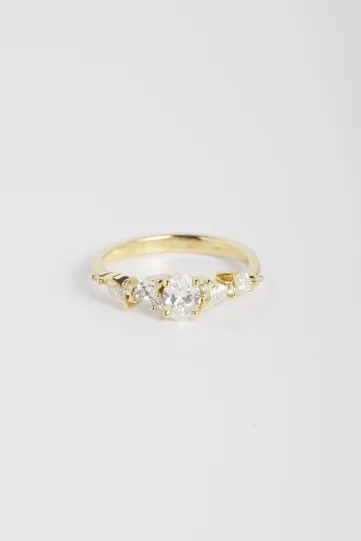 La bague Rania M, ou la passion, en or jaune 750‰ sertie d'un diamant central taille ovale et accompagné de diamants taille marquise et brillant.