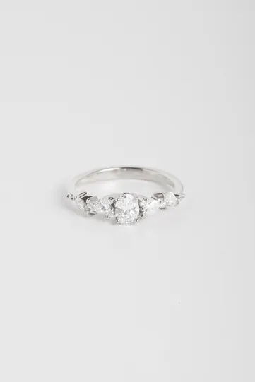 La bague Rania S, ou la passion, en or blanc 750‰ sertie d'un diamant central taille ovale et accompagné de diamants taille marquise et brillant.