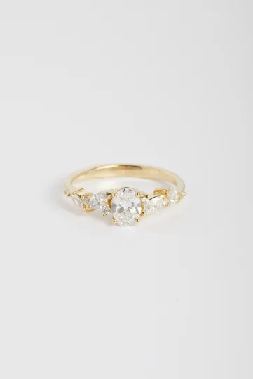 La bague Rania L, ou la passion, en or jaune 750‰ sertie d'un diamant central taille ovale et accompagné de diamants taille marquise et brillant.