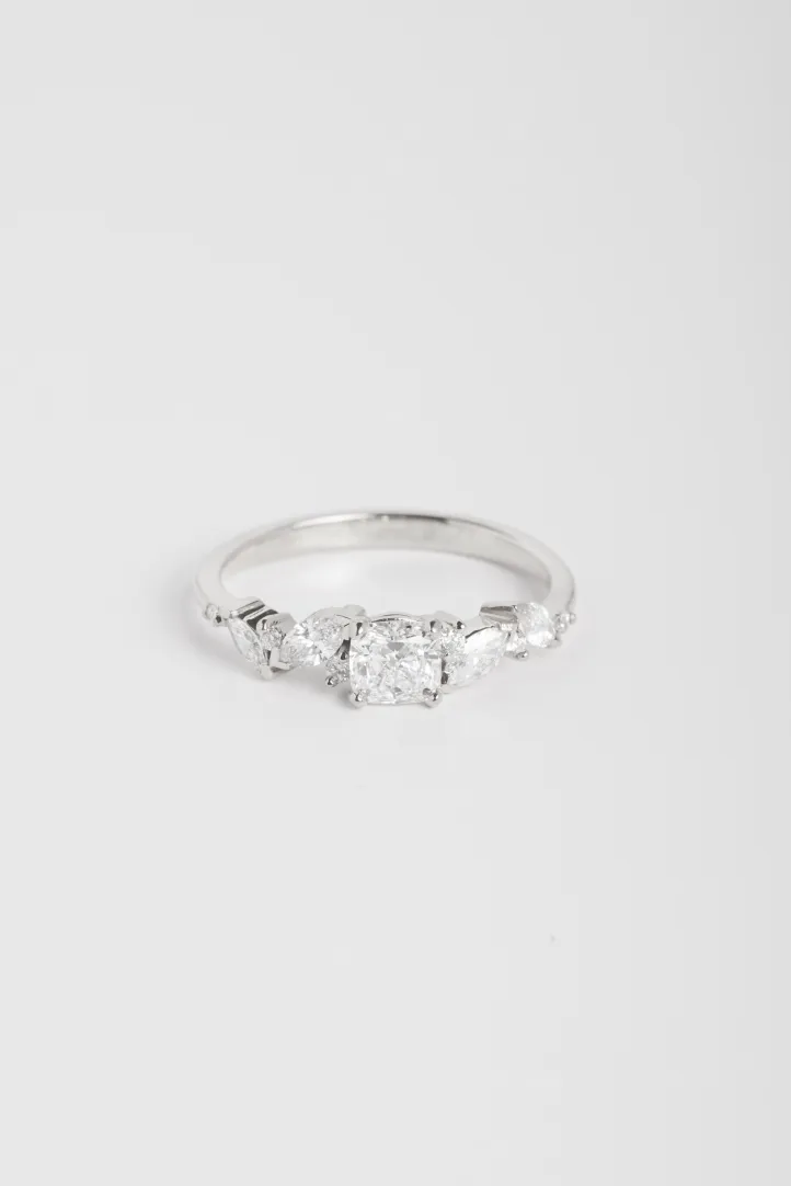 Bague de Fiançailles Sertie Anneau fin or blanc 18 carats Brillant Diamant naturel taille Coussin monture Solitaire épaulé Bague de Fiançailles Sertie Anneau fin or blanc 18 carats Brillant Diamant naturel taille Coussin monture Solitaire épaulé