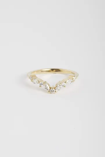 La bague Sarah, en or jaune 750‰, sertie de diamants taille marquise et brillant.
