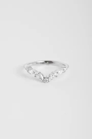 La bague Sarah, en or blanc 750‰, sertie de diamants taille marquise et brillant.