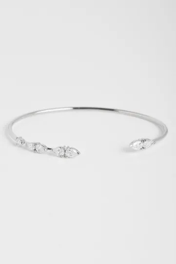 Bracelet Ibtissame L, en or blanc 750‰, serti de diamants taille poire.
