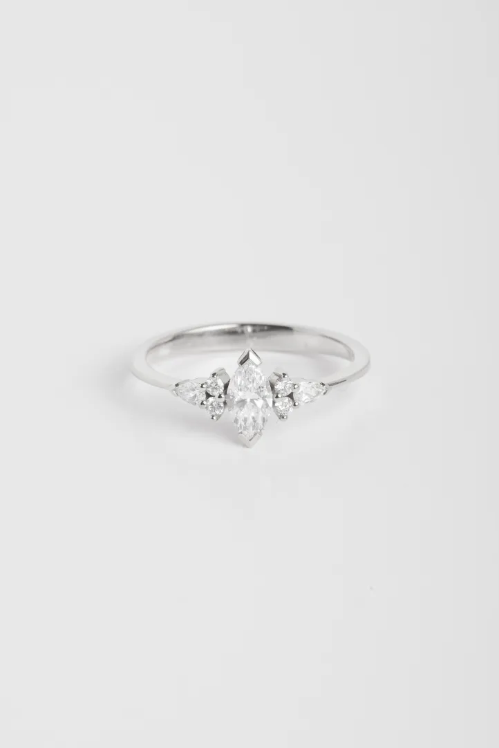 La bague Anne S en or blanc 750‰ sertie d'un diamant central taille marquise et accompagné de diamants taille brillant et poire. La bague Anne S en or blanc 750‰ sertie d'un diamant central taille marquise et accompagné de diamants taille brillant et poire.