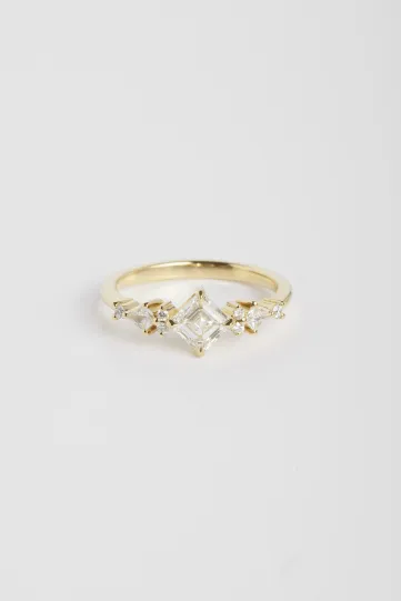 <p>Une bague Nada XL en or jaune 750‰ sertie de diamants taille asscher de 0.70ct, kite et brillant.</p>