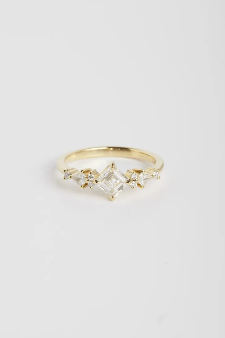 Bague de Fiançailles Sertie Anneau fin or jaune 18 carats Brillant Diamant naturel taille Asscher monture Solitaire épaulé