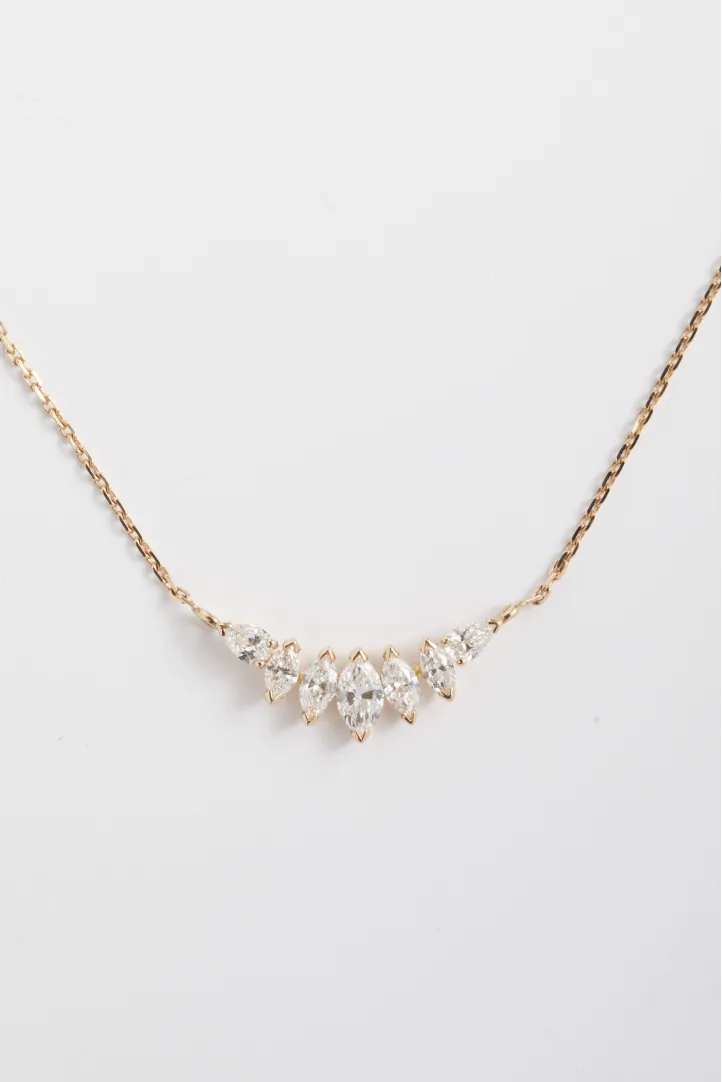 Le collier Romy, en or 750‰, serti d'un dégradé de diamants taille marquise et accompagné de diamants taille poire. Le collier Romy, en or 750‰, serti d'un dégradé de diamants taille marquise et accompagné de diamants taille poire.