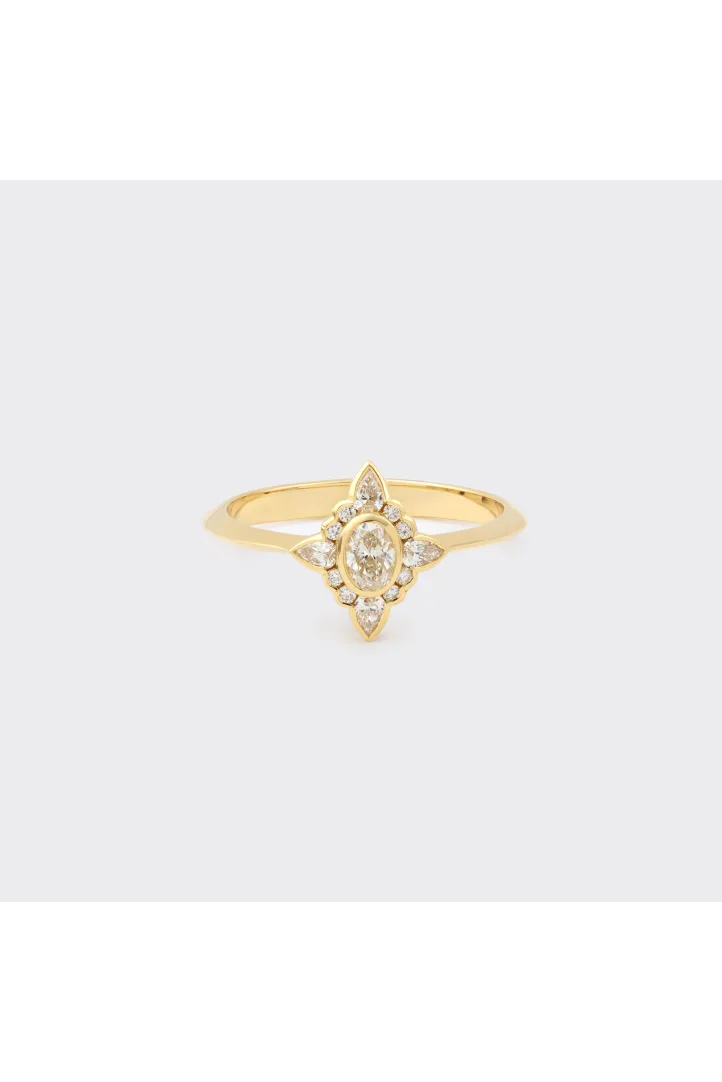 La bague Constantine en or 750‰ sertie d'un diamant ovale et accompagné de diamants taille poire et taille brillant. La bague Constantine en or 750‰ sertie d'un diamant ovale et accompagné de diamants taille poire et taille brillant.