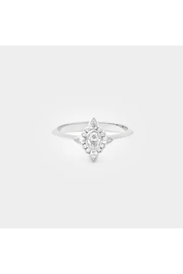 La bague Constantine en or 750‰ sertie d'un diamant ovale et accompagné de diamants taille poire et taille brillant.