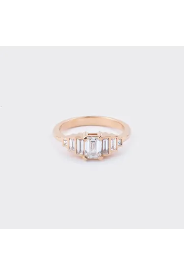 The Sirène XL earring in 18k white gold set with a central marquise-cut diamond and accompanied by a gradient of marquise-cut diamonds.