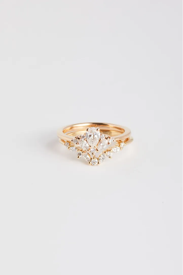 The Antoine S ring in 18k rose gold set with a 0.30ct pear-shaped central diamond and accompanied by marquise and brilliant diamonds. The Antoine S ring in 18k rose gold set with a 0.30ct pear-shaped central diamond and accompanied by marquise and brilliant diamonds.