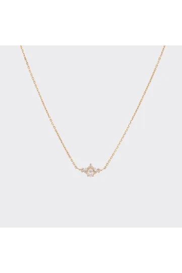 La collier Antoine XS en or rose 750‰ sertie d'un diamant central taille poire de 0.15Ct et accompagné de diamants taille marquise et brillant.