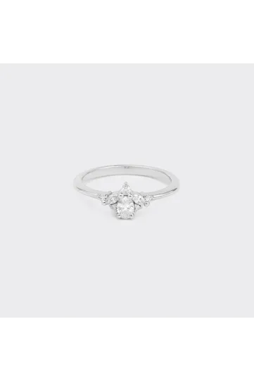 La bague Antoine XS en or blanc 750‰ sertie d'un diamant central taille ovale de 0.15Ct et accompagné de diamants taille marquise et brillant.