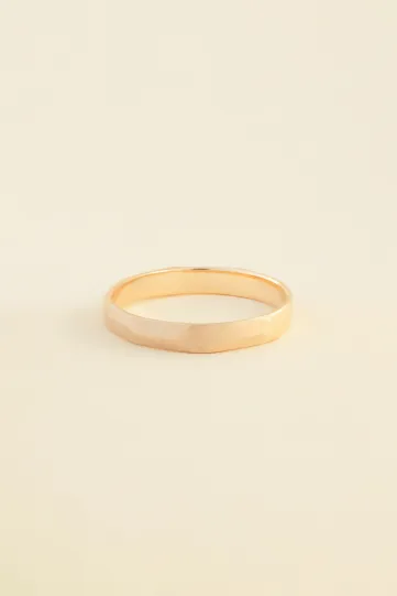 <p>La bague Wulfran facettée en or rose 750‰.</p>