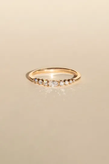 <p>La bague Kenya en or rose 750‰ sertie d'un diamant central taille ovale et accompagné d'un dégradé de diamants taille brillant. </p>
<p style="margin-top:0px;margin-bottom:15px;font-size:medium;font-family:BasisGrotesqueProMono;line-height:21px;float:none;">♻️ Or 100% recyclé</p>
<p style="margin-top:0px;margin-bottom:15px;font-size:medium;font-family:BasisGrotesqueProMono;line-height:21px;float:none;">📍 Fabriqué en France</p>
<p style="margin-top:0px;margin-bottom:15px;font-size:medium;font-family:BasisGrotesqueProMono;line-height:21px;float:none;">💎 Diamants conflict free - respectant le Kimberley Process</p>
