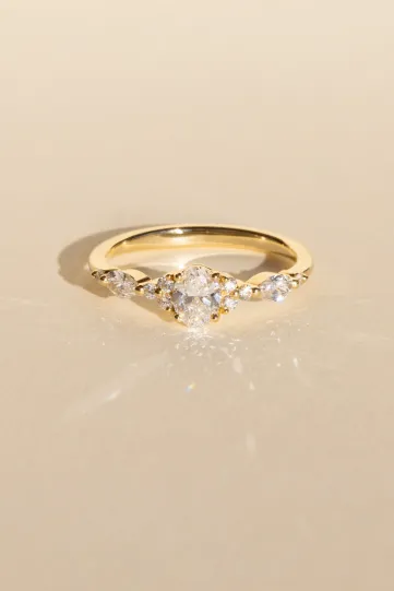 <p>The Margot L ring, in 18k rose gold, set with an oval-shaped central diamond and accompanied by brilliant and marquise diamonds.</p>