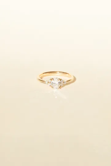 <p>La bague Clara L, en or rose 750‰ sertie d'un diamant central taille ovale et accompagné de diamants taille brillant.</p>