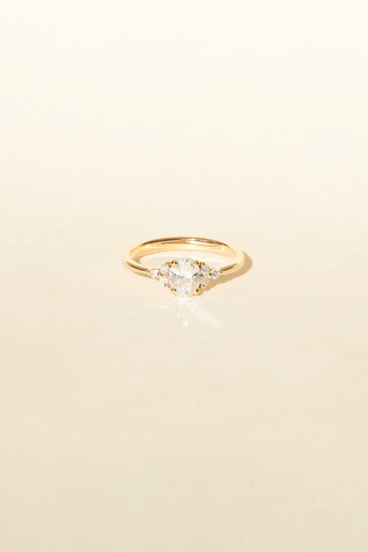 Bague de Fiançailles Sertie Anneau fin or rose 18 carats Brillant Diamant naturel taille Ovale monture Solitaire épaulé Bague de Fiançailles Sertie Anneau fin or rose 18 carats Brillant Diamant naturel taille Ovale monture Solitaire épaulé
