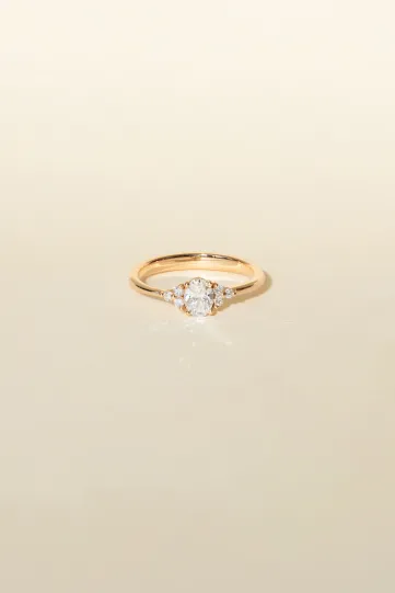 <p>La bague Clara M, en or rose 750‰ sertie d'un diamant central taille ovale et accompagné de diamants taille brillant.</p>