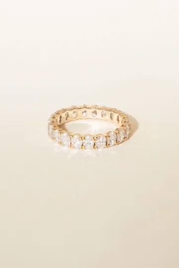 <p>La bague Classique, en or 750‰, tour complet serti de diamants taille ovale.</p>