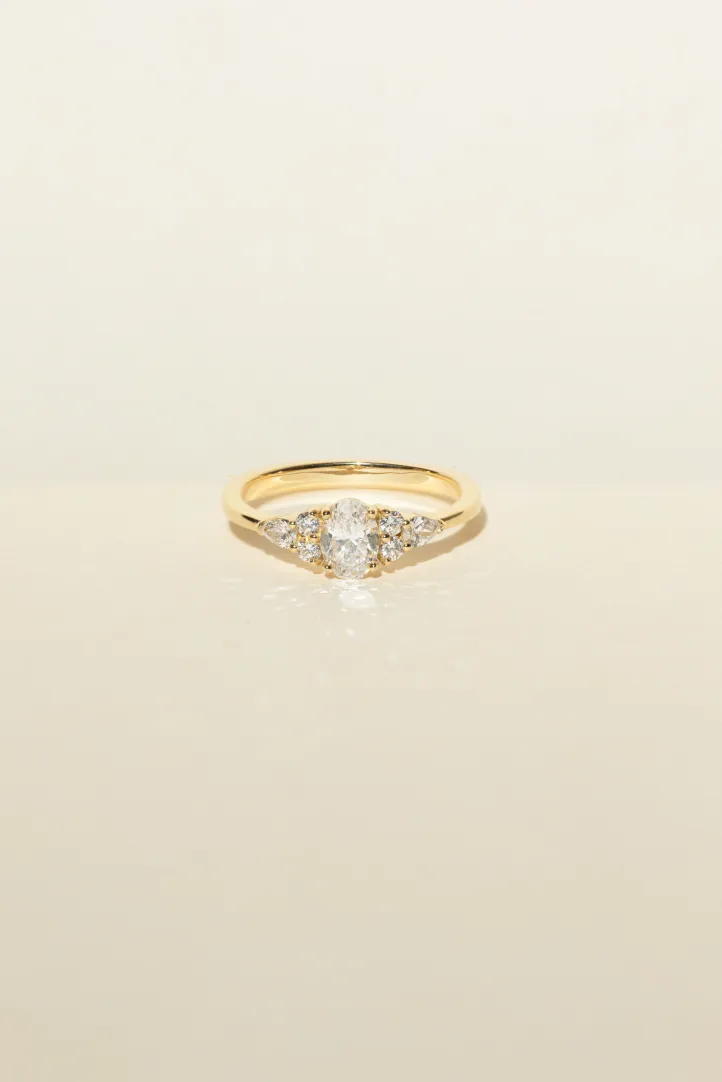 Bague de Fiançailles Sertie Anneau fin or jaune 18 carats Brillant Diamant naturel taille Ovale monture Solitaire épaulé Bague de Fiançailles Sertie Anneau fin or jaune 18 carats Brillant Diamant naturel taille Ovale monture Solitaire épaulé
