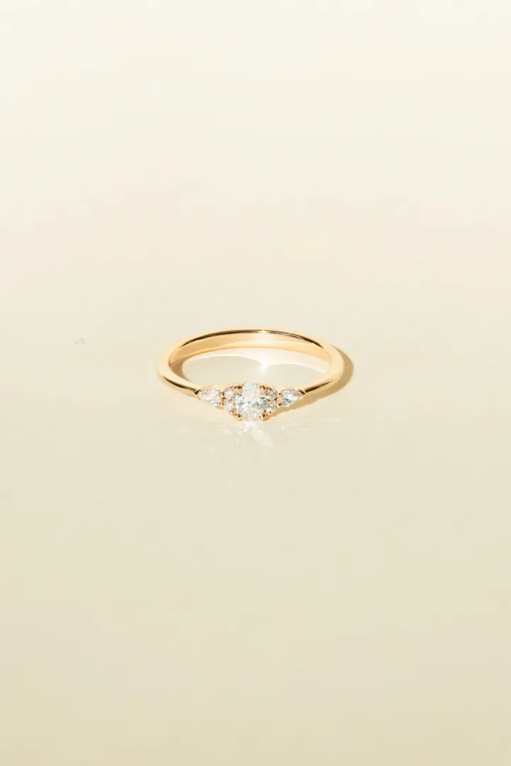 Bague Sertie Anneau fin or rose 18 carats Brillant Diamant naturel taille Ovale monture Solitaire épaulé Bague Sertie Anneau fin or rose 18 carats Brillant Diamant naturel taille Ovale monture Solitaire épaulé