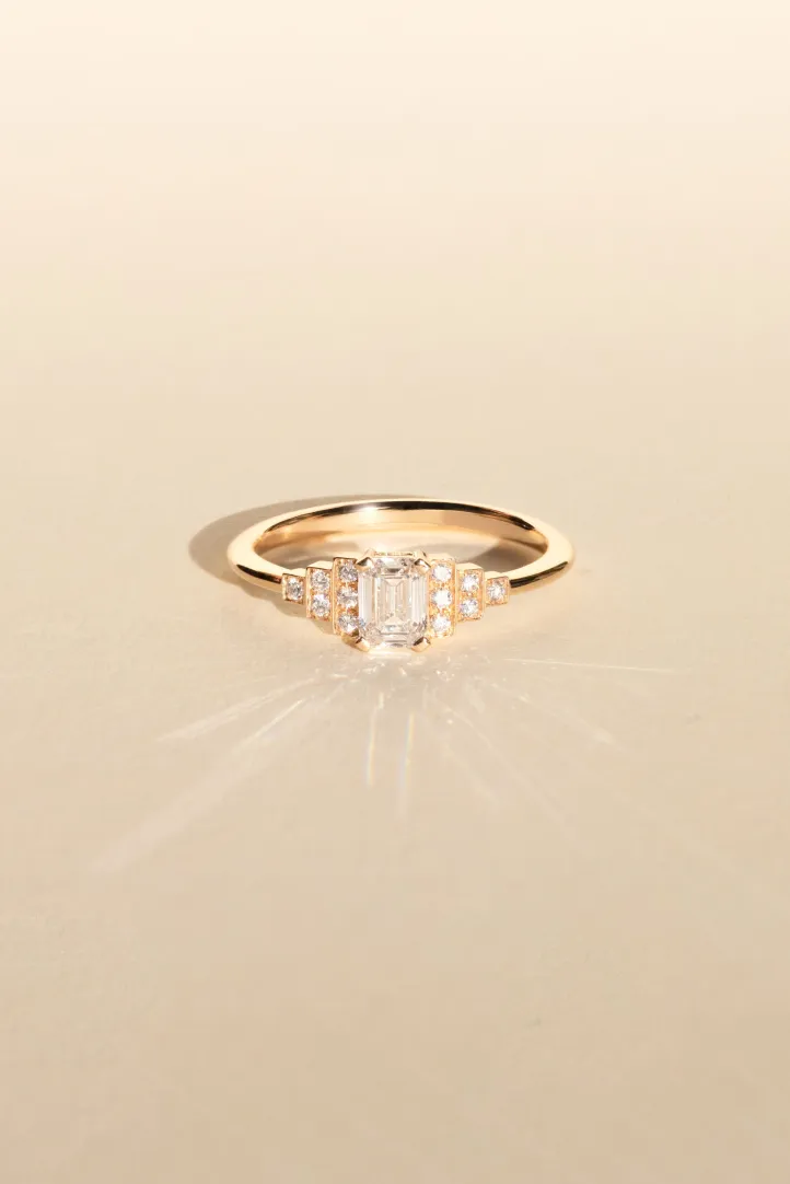 Bague de Fiançailles Sertie Anneau fin or rose 18 carats Brillant Diamant naturel taille Emeraude monture Halo Bague de Fiançailles Sertie Anneau fin or rose 18 carats Brillant Diamant naturel taille Emeraude monture Halo