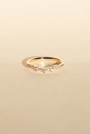 <p>La bague courbée Sophie Douce en or jaune 750‰ sertie d'une alternance de diamants taille brillant.</p>
<p style="margin-top:0px;margin-bottom:15px;line-height:21px;letter-spacing:0em;float:none;">♻️ Or 100% recyclé</p>
<p style="margin-top:0px;margin-bottom:15px;line-height:21px;letter-spacing:0em;float:none;">📍 Fabriqué en France</p>
<p style="margin-top:0px;margin-bottom:15px;line-height:21px;letter-spacing:0em;float:none;">💎 Diamants conflict free - respectant le Kimberley Process</p>