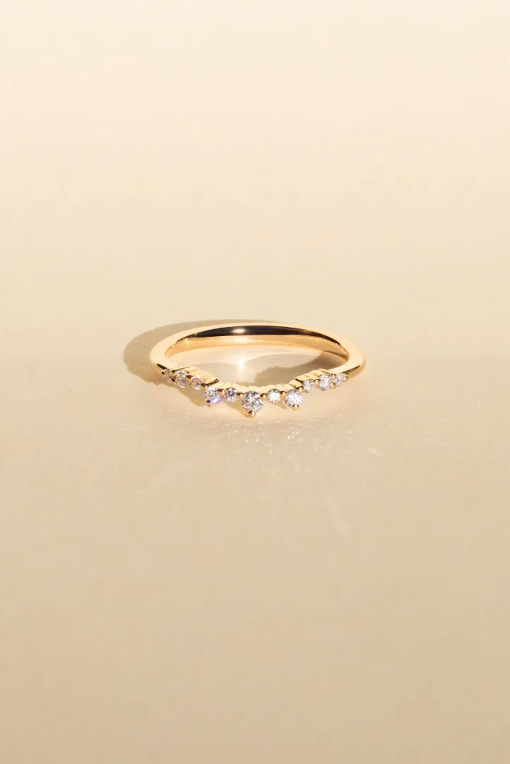 Ring Petite Lumière Douce in yellow gold