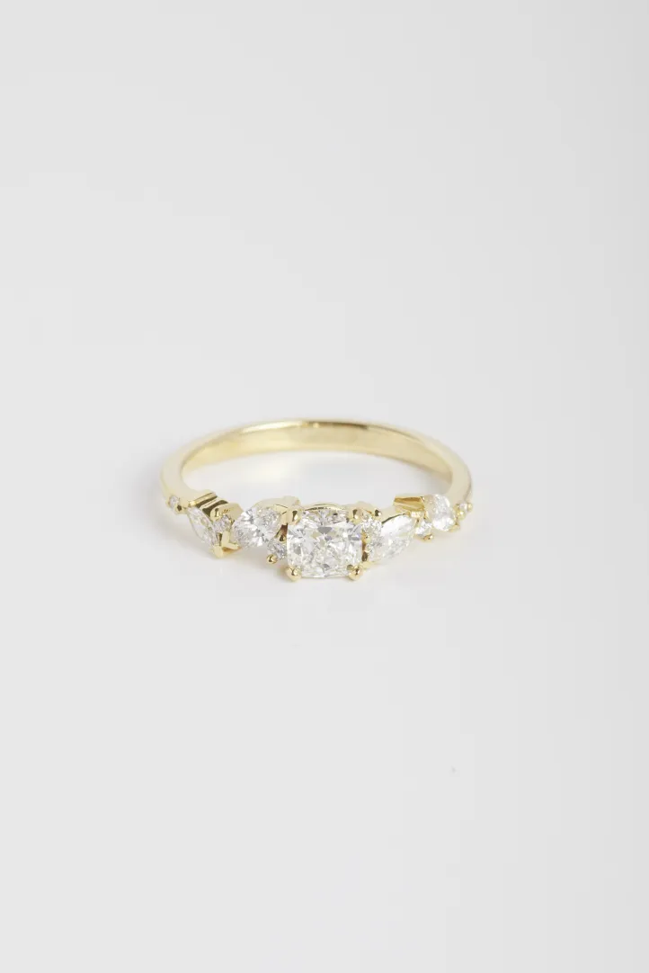 Bague de Fiançailles Sertie Anneau fin or jaune 18 carats Brillant Diamant naturel taille Coussin monture Solitaire épaulé Bague de Fiançailles Sertie Anneau fin or jaune 18 carats Brillant Diamant naturel taille Coussin monture Solitaire épaulé