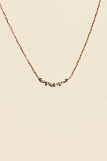 <p>Le collier Sarah, en or rose 750‰, serti de diamants taille marquise et brillant.</p>