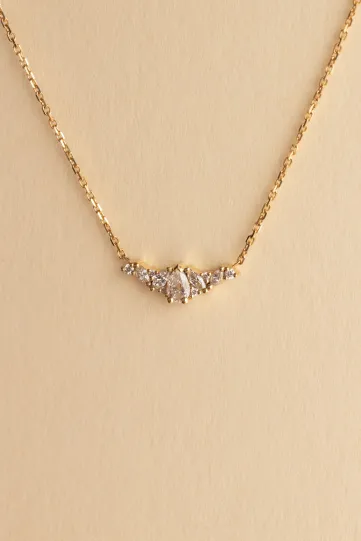 <p>Le collier Lancelot XS en or jaune 750‰, serti d'un diamant central taille poire et accompagné de diamants taille marquise et brillant.</p>