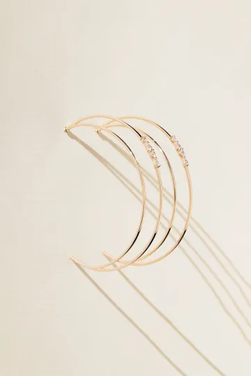 <p>La paire de créoles Ibtissame demi-lune en or rose 750‰ sertie de diamants taille poire et dotée d'un fermoir sécurisé. </p>