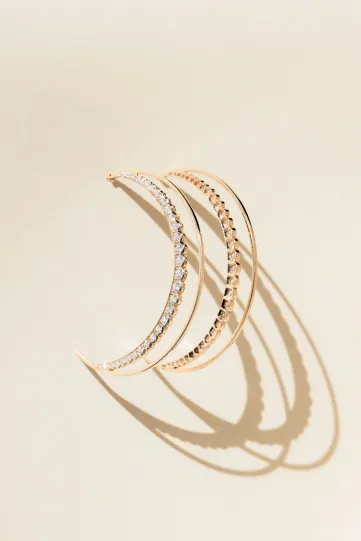<p>La paire de créoles festonnées en or rose750‰, sertie de diamants taille brillant avec un fermoir sécurisé.</p>
<p>*Toutes nos boucles d'oreille sont vendues à l'unité. </p>