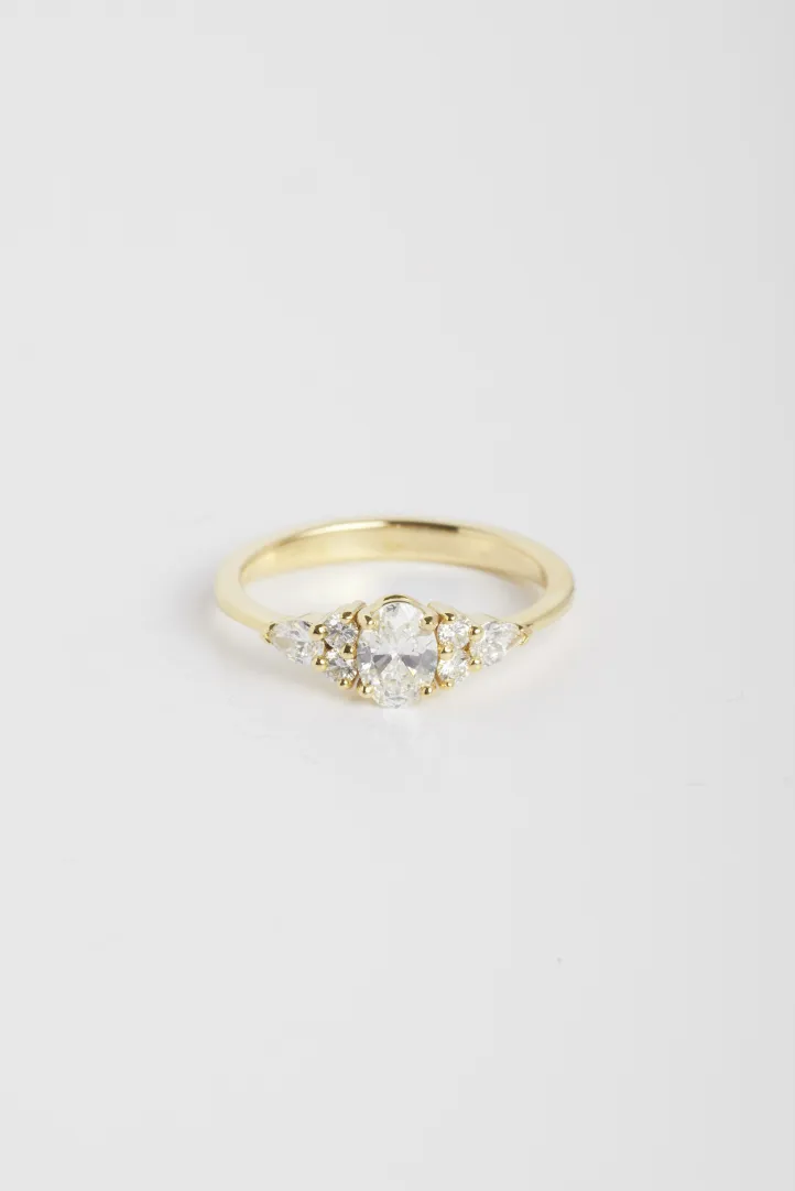 <p>Une bague Julie M en or jaune 750‰ sertie d'un diamant ovale et accompagné de diamants taille poire et taille brillant.</p> <p>Une bague Julie M en or jaune 750‰ sertie d'un diamant ovale et accompagné de diamants taille poire et taille brillant.</p>