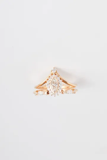 The combo of Castille and Phoebe rings in 750‰ yellow gold, set with marquise and brilliant-cut diamonds.