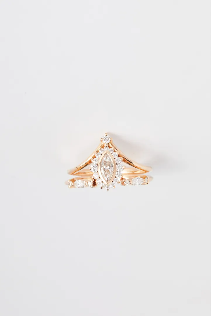 Bague de Fiançailles Courbée Mini anneau or jaune 18 carats Brillant Diamant naturel taille Marquise monture Marguerite Bague de Fiançailles Courbée Mini anneau or jaune 18 carats Brillant Diamant naturel taille Marquise monture Marguerite
