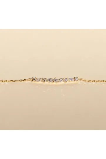 Le bracelet Sarah, en or 750‰, serti de diamants taille marquise et brillant.