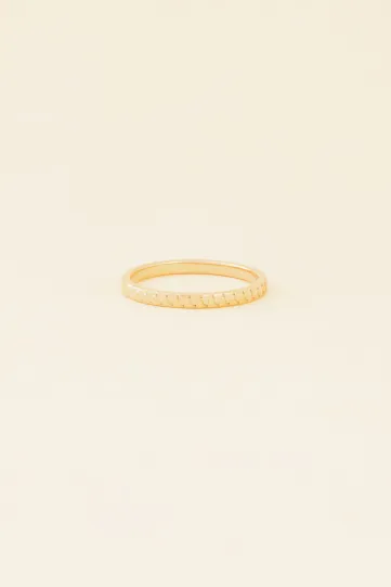 The Mahé ring, in 750‰ yellow gold, featuring a scale pattern.
