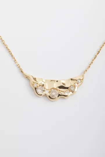 <p>Le collier Lave en or jaune 750‰, serti de diamants taille brillant. 40-42cm.</p>
<p>Pièce unique à partir de diamants recyclés.</p>
<p>*Édition limitée*</p>
<p style="margin-top:0px;margin-bottom:15px;line-height:21px;float:none;font-size:medium;font-family:BasisGrotesqueProMono;">♻️ Or 100% recyclé</p>
<p style="margin-top:0px;margin-bottom:15px;line-height:21px;float:none;font-size:medium;font-family:BasisGrotesqueProMono;">📍 Fabriqué en France</p>
<p style="margin-top:0px;margin-bottom:15px;line-height:21px;float:none;font-size:medium;font-family:BasisGrotesqueProMono;">💎 Diamants conflict free - respectant le Kimberley Process</p>