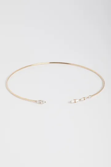 <p>Le collier flexible Ibtissame ras de cou, en or rose 750‰ serti de diamants taille poire.</p>
<p style="margin-top:0px;margin-bottom:15px;line-height:21px;letter-spacing:0em;float:none;">♻️ Or 100% recyclé</p>
<p style="margin-top:0px;margin-bottom:15px;line-height:21px;letter-spacing:0em;float:none;">📍 Fabriqué en France</p>
<p style="margin-top:0px;margin-bottom:15px;line-height:21px;letter-spacing:0em;float:none;">💎 Diamants conflict free - respectant le Kimberley Process</p>