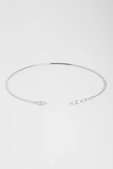 <p>Le collier flexible Ibtissame ras de cou, en or blanc 750‰ serti de diamants taille poire.</p>
<p style="margin-top:0px;margin-bottom:15px;line-height:21px;letter-spacing:0em;float:none;">♻️ Or 100% recyclé</p>
<p style="margin-top:0px;margin-bottom:15px;line-height:21px;letter-spacing:0em;float:none;">📍 Fabriqué en France</p>
<p style="margin-top:0px;margin-bottom:15px;line-height:21px;letter-spacing:0em;float:none;">💎 Diamants conflict free - respectant le Kimberley Process</p>
