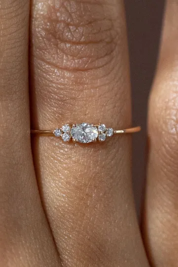 The Kenza XS ring in 750‰ rose gold, set with an oval-cut diamond, accompanied by brilliant-cut diamonds.