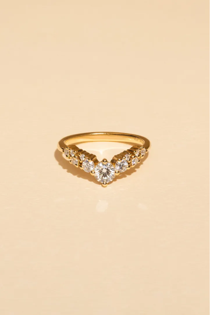 Bague Fiançailles courbée or jaune solitaire épaulé diamant rond Anna-Marina M