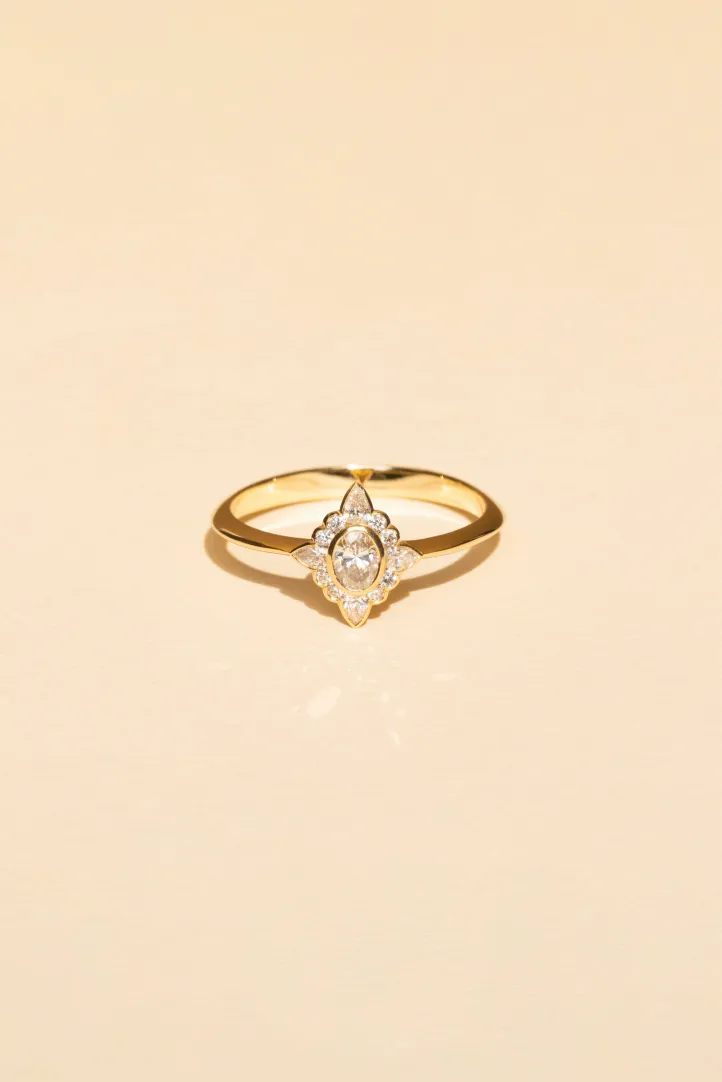 Bague Sertie Anneau fin or jaune 18 carats Brillant Diamant naturel taille Ovale monture Marguerite