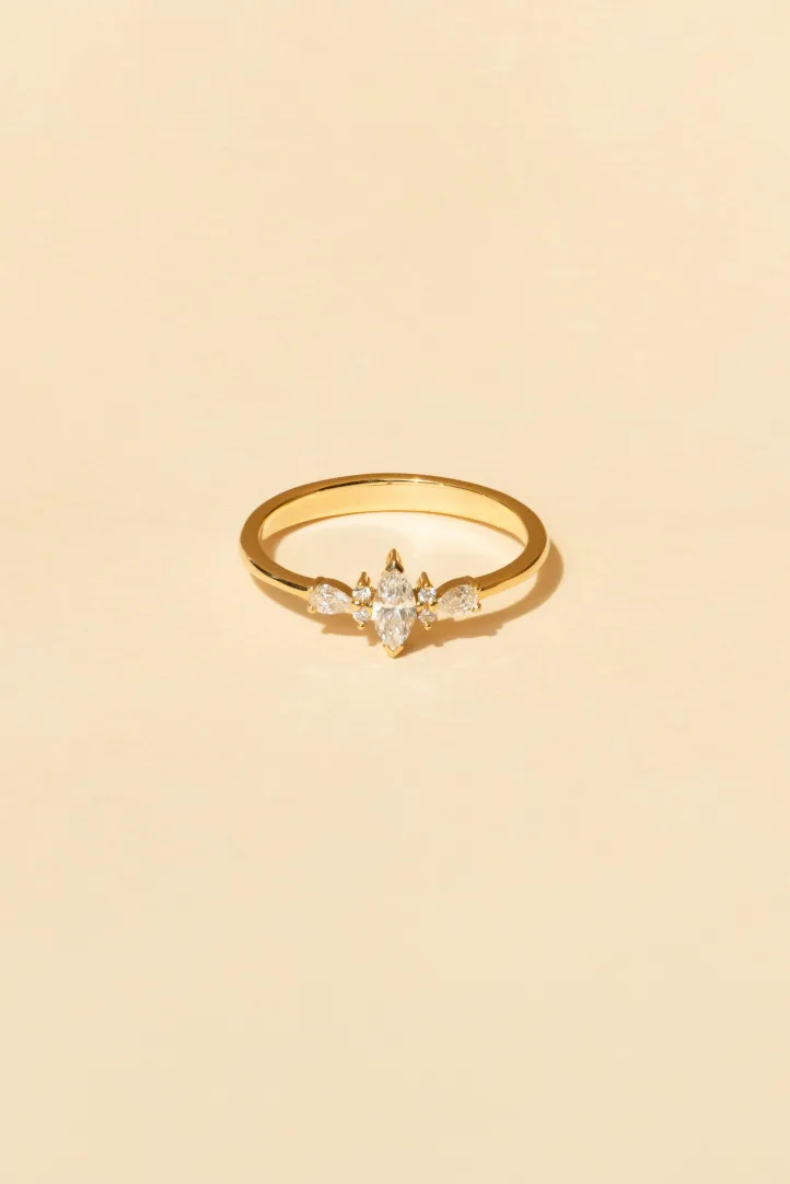 Bague Sertie Anneau fin or jaune 18 carats Brillant Diamant naturel taille Marquise monture Solitaire épaulé